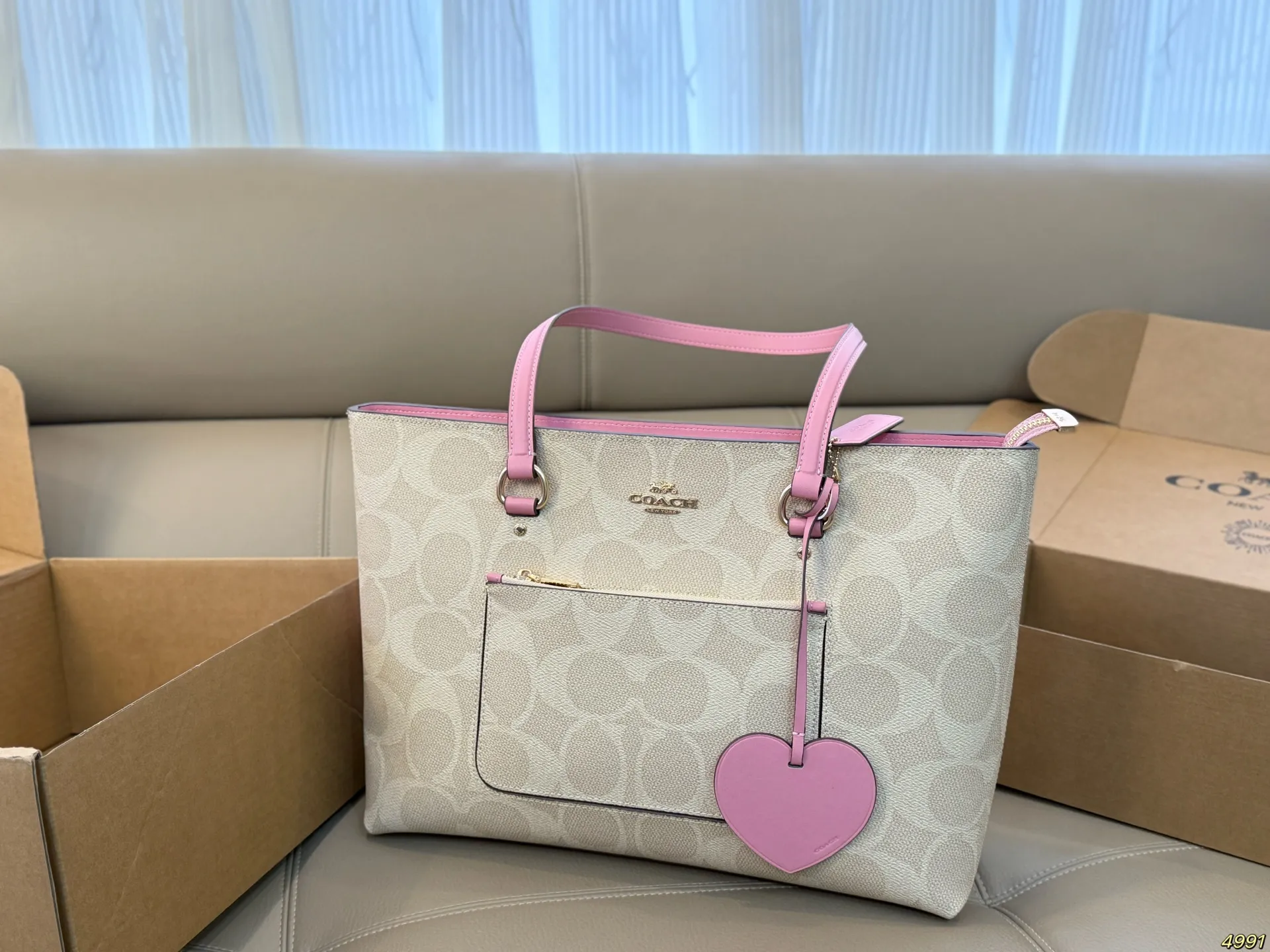 &yen;185 蔻驰COACH托特包水桶包 心动一亿遍！ 百搭 而且不挑身型 轻松搭出高级感 ！ 身边闺蜜人手一个 尺寸37 27