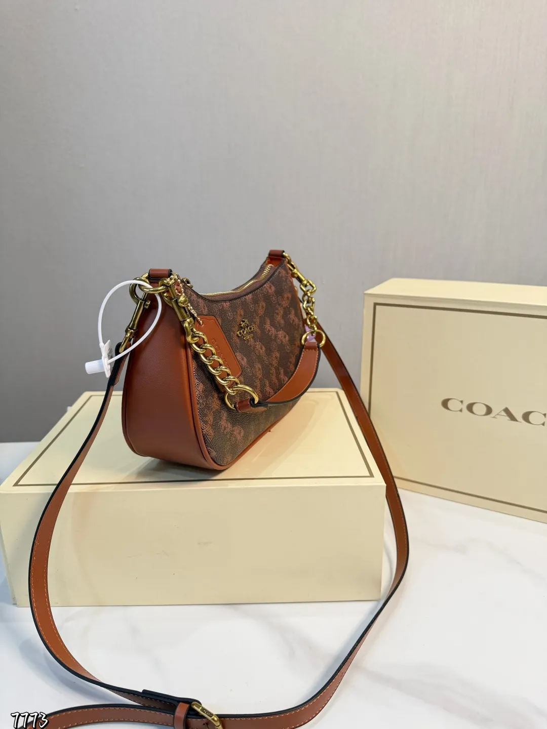 ❤️p145(礼盒包装)❤️ coach开挂啦!真的很好看 蔻驰willow迷你 质感超级强 夏日穿搭少不了的腋下小包哦 搜索🔍coach蔻驰 size: 24.13cm