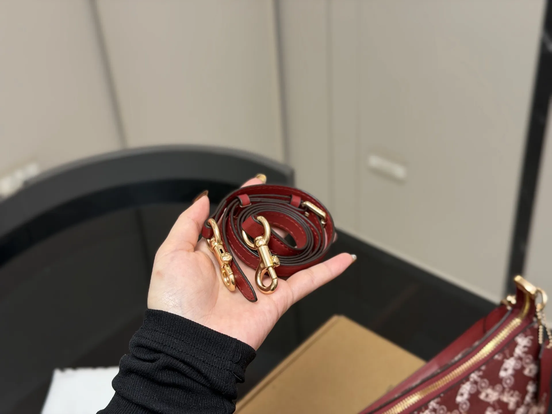 ¥130 飞机盒 size:24*13*7cm 蔻驰 Teri腋下包 ,香不蕾 腋下包设计天花板了哦! 配有2条肩带, 单肩斜挎都可以! 颜值💯💯💯 搜索🔍coach 蔻驰 腋下包