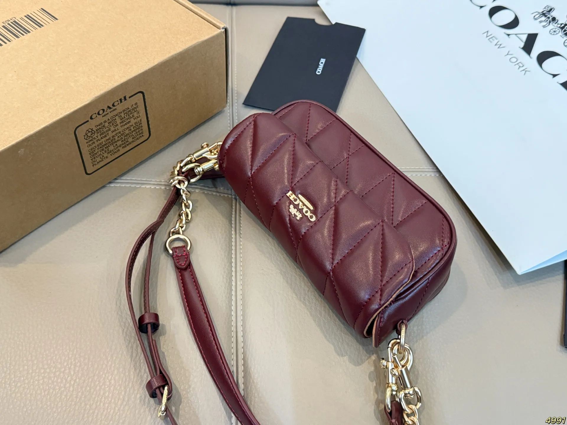 &yen;140飞机盒 coach蔻驰法棍单肩包 清新配色 一眼心动 手感柔软细腻 容量满足日常需求 又非常百搭 尺寸：20 10