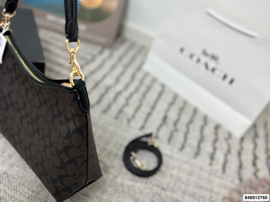 p190 配礼盒 蔻驰 新款laurel流浪包真的绝美 随性慵懒轻松拿捏 一长一短两条肩带 单肩斜挎手提腋下背 都可以随意百搭 内部有带拉链的侧兜可以用来放重要物品! 尺寸:30*25