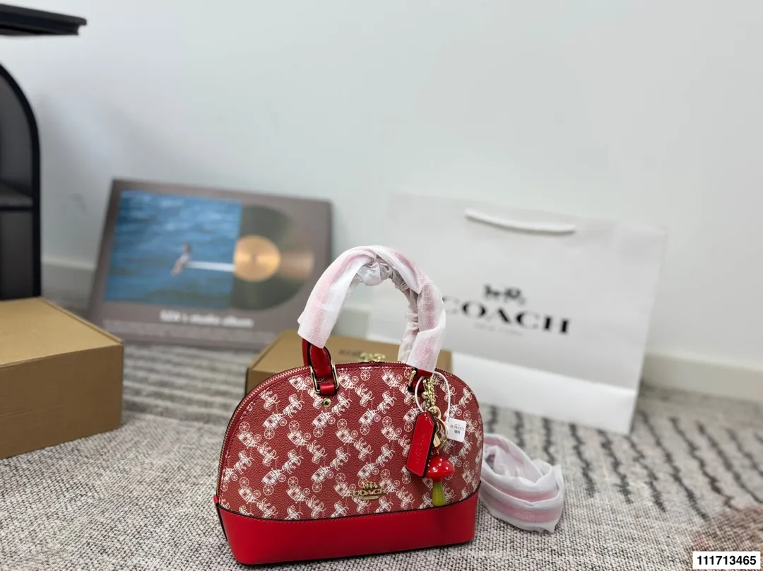 P165配礼盒 Coach蔻驰贝壳包, 贝壳作为通勤包,圆润的包身让人觉得与众不同,特别优雅。可以手提可以斜挎的多用设计,大容量的内里空间,爱了爱了。 尺寸25*19