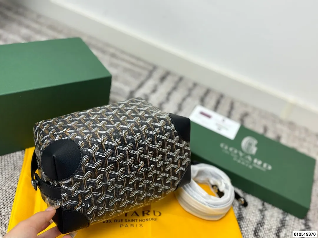 P150 配礼盒 Goyard NBA球星最爱的手拿包!洗漱包 #goyard 戈雅狗牙包 原单品质 不是定型的有多种使用方式 尺寸23 13 货号555698