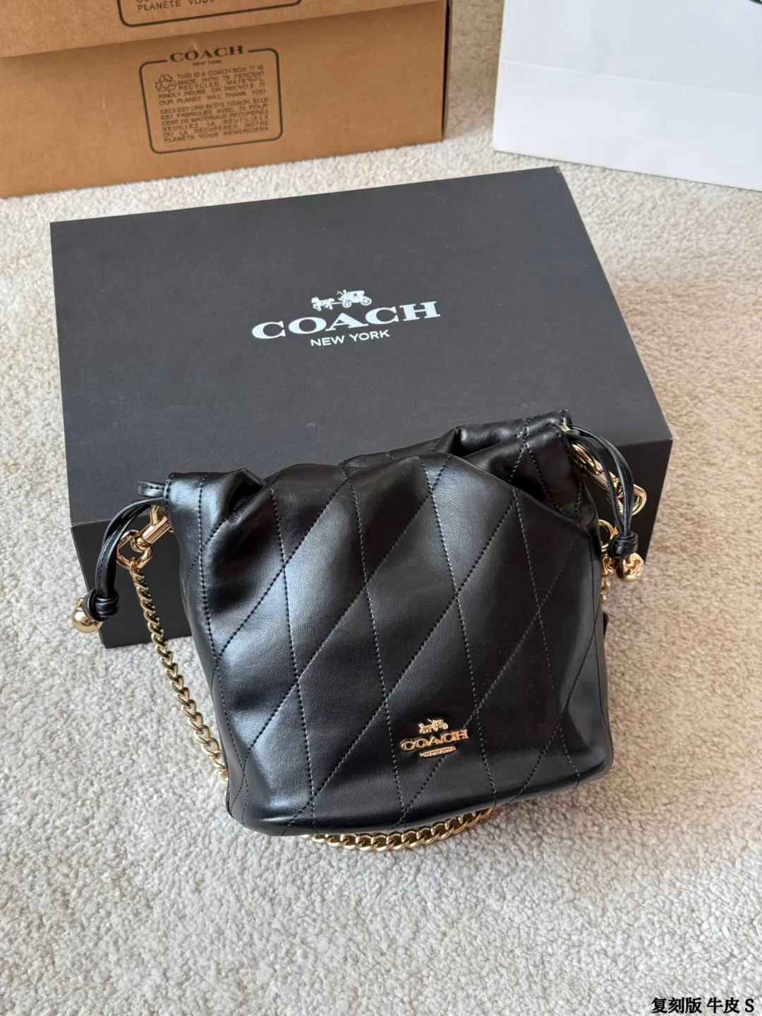 复刻版牛皮 p195 Coach Faye迷你抽绳水桶包 Coach Faye迷你抽绳水桶包,奶白色全皮+金属链条,简约优雅又百搭!抽绳设计超灵活,链条可调节,手提、单肩、斜挎都OK,通勤休闲都能驾驭。包身小巧但容量实用,手机、口红、钥匙轻松收纳。柔软皮质+褶皱细节,质感满分,秋冬搭配裙子或牛仔裤都很出彩,温柔又俏皮,是穿搭点睛之选 尺寸 18 15cm