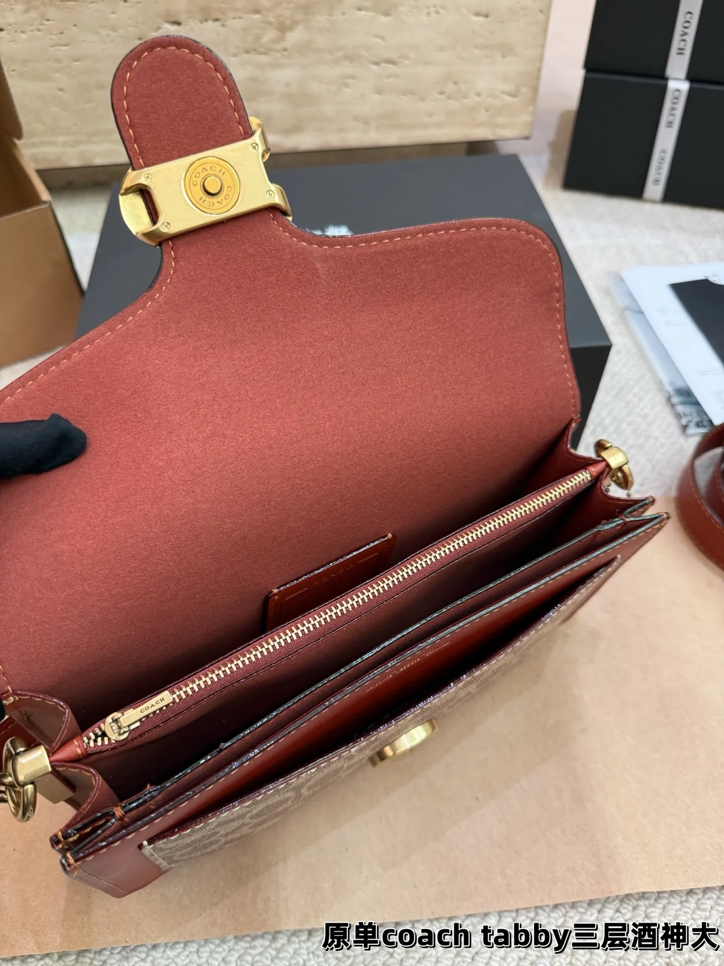 顶级原单P195 P190 新coach Tabby 三层酒神包 Coach 家酒神包Tabby手提包单肩斜挎包。让小姐姐第一眼看到就会爱上它。被誉为平价版小酒神包的蔻驰Tabby，复古又百搭，很受欢迎啊。五金扣厚实，整体精致小巧，还特别能装。每个包配一长一短两天可卸肩带，内部结构分层合理，中间一个带拉链的隔层小袋，把包分成三格，简直完美尺寸：26cm 20cm。这个尺寸觉得刚刚好合适，手提单肩斜挎都没有问题的！⚠️礼盒包装