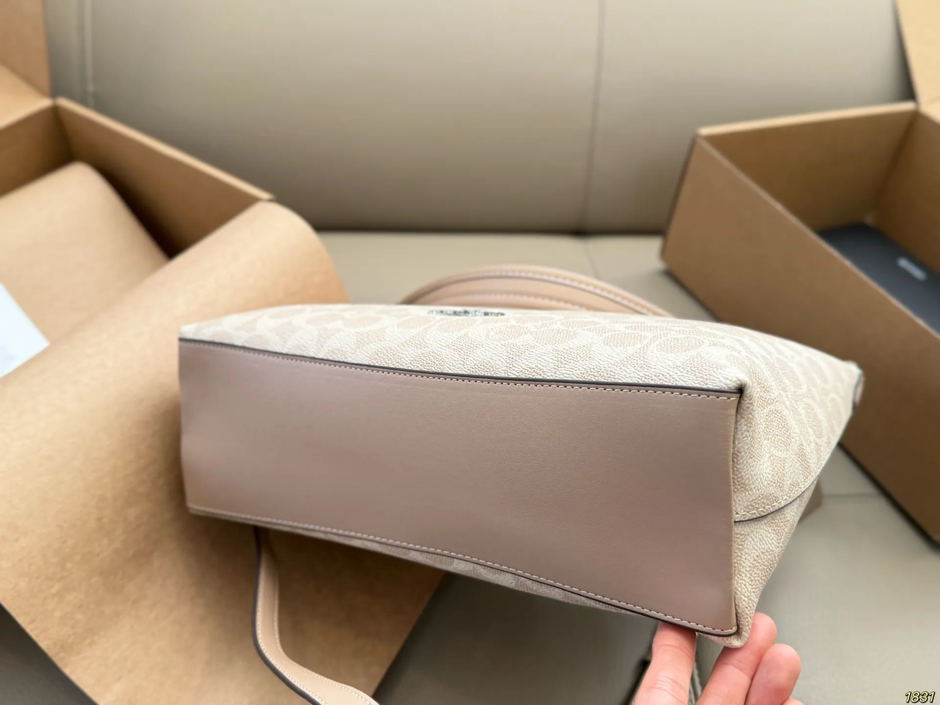 &yen;160/&yen;140飞机盒 蔻驰COACH腋下包 配长肩带 单肩斜挎皆可 颜色搭配很有复古的感觉 高级又不失优雅超有氛围感 通勤 休闲 约会通通可搭 尺寸29 20/19 13