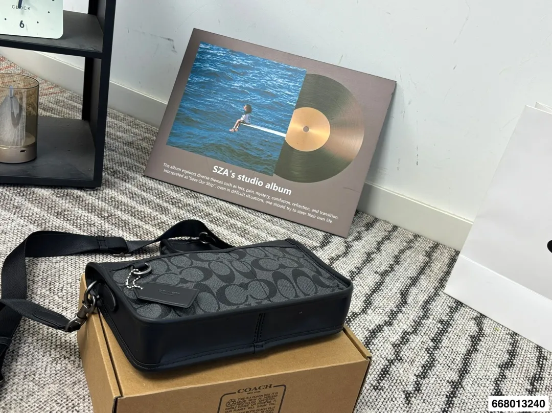 p140配礼盒 Coach男士相机包 拉链斜挎包 也可以拆掉肩带当手包 也可以背在胸前当胸包 多种背法 尺寸24.15