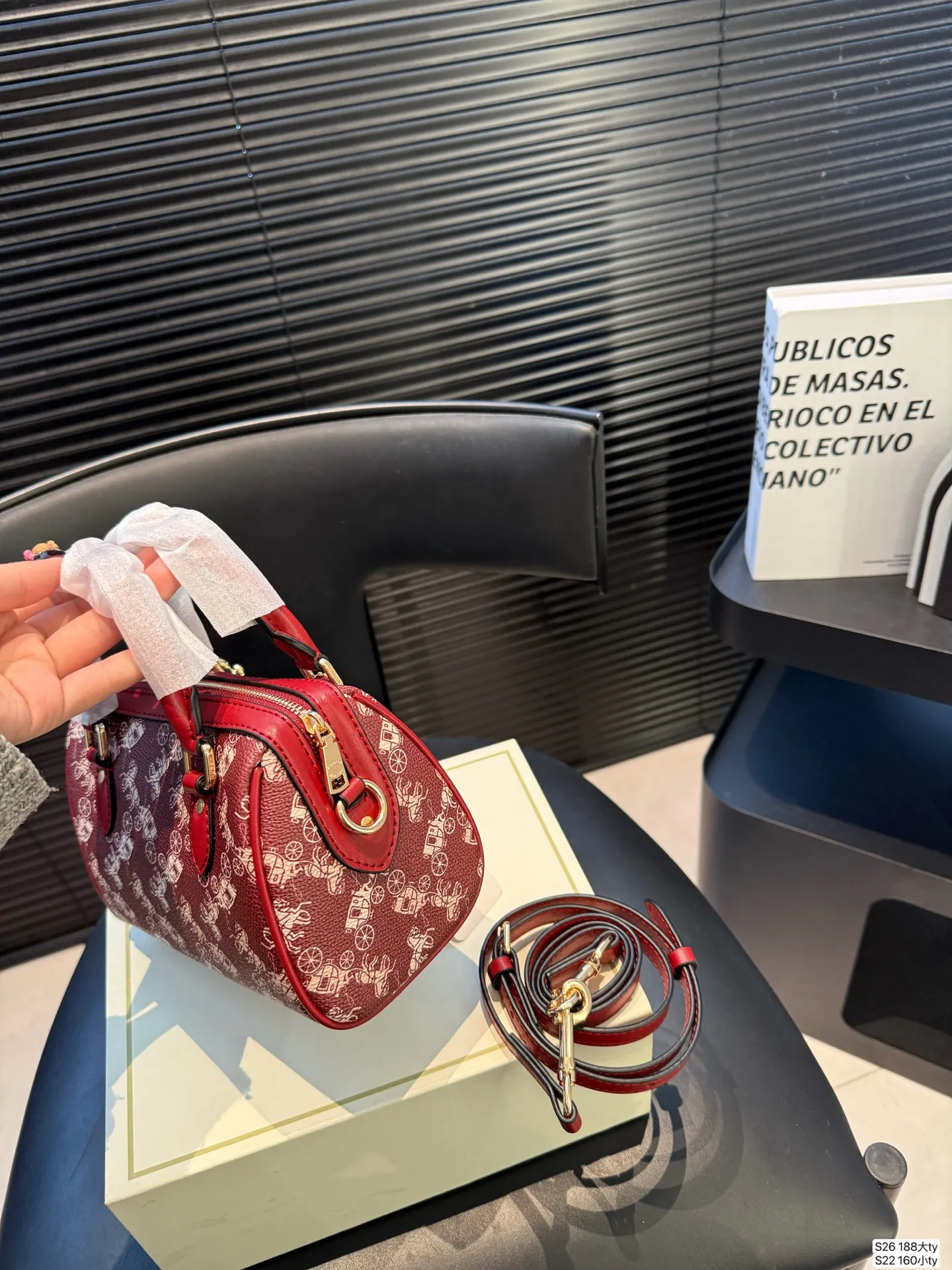 大号P180 小号P160 配盒子 COACH 2026 款 1月🆕可爱起来真的是没边🎀 让我们一起给生活，一点&ldquo;颜色&rdquo;瞧瞧[耶R] 在非黑即白的都市背景下，手袋是跳跃的一抹彩虹，为生活增添了彩色的调和剂❤️ 尺寸大号25 17 小号17 12 货号大号188 小号160