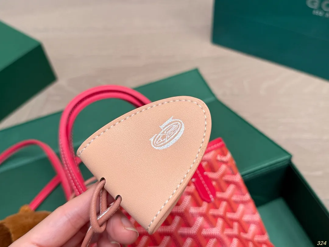 &yen;155折叠盒 全球首发Goyard Poitier限量新色托特 戈雅Goyard 新款包 时髦感一秒来袭 是美女们喜欢的调调～ 尺寸17 23