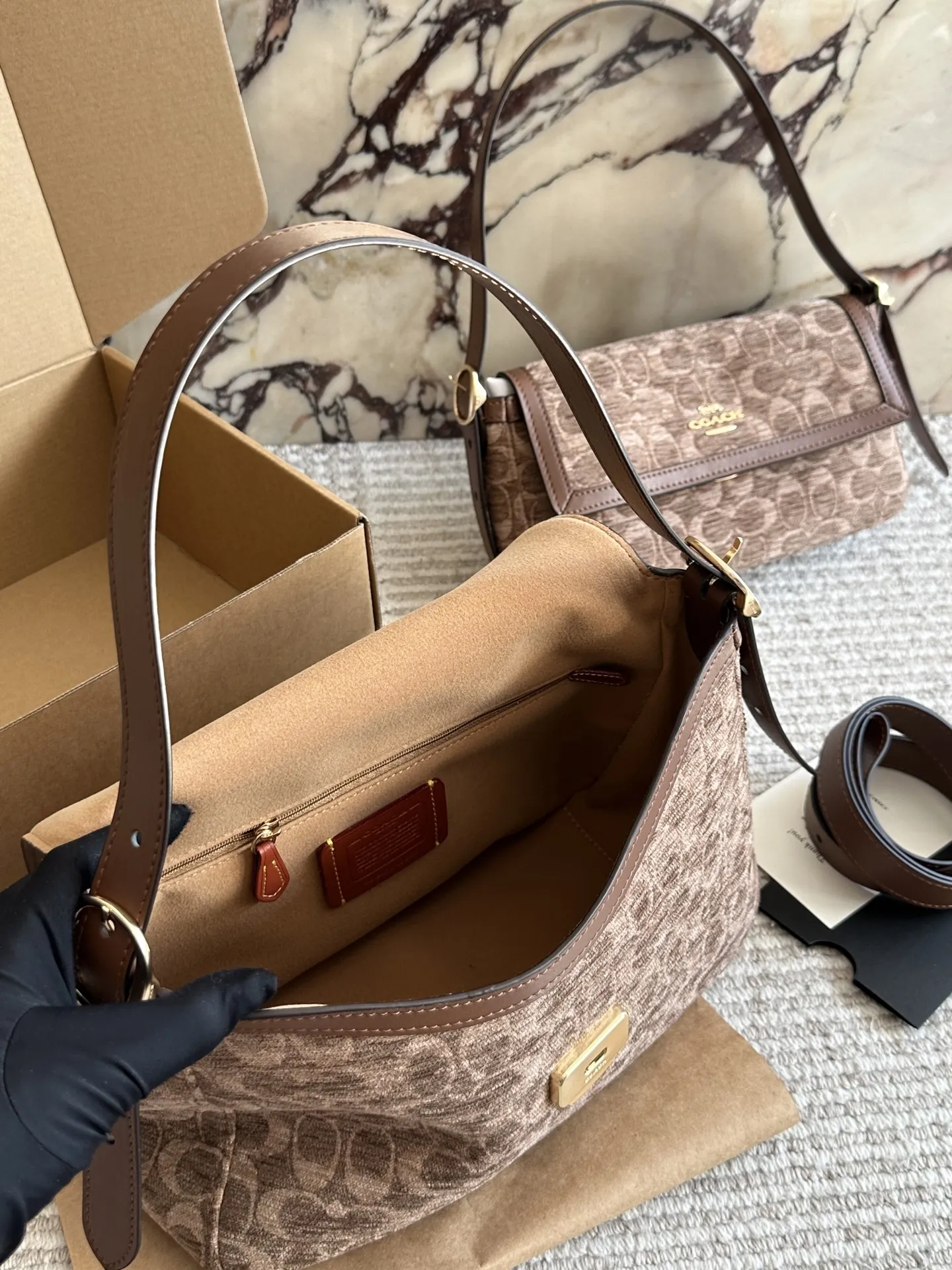 💰175 配盒 size：30 20cm C家 秋冬新品人气王 手提/腋下/斜挎/ 两根肩带 可调节长短 可切换不同风格哦！