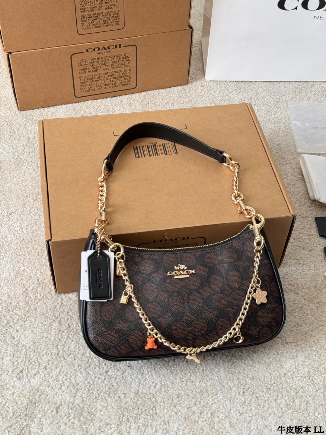 牛皮版本 p145 COACH 蔻驰 teri 腋下包 Coach蔻驰最热的腋下包上身来了 Teri系列最热腋下包 大麻将包的升级款，浅色特别好配衣服 整个就是气质和时尚的化身～不压个子而且好看 配色很潮，大小刚好挺合适 #蔻驰COACH 尺寸24 15cm