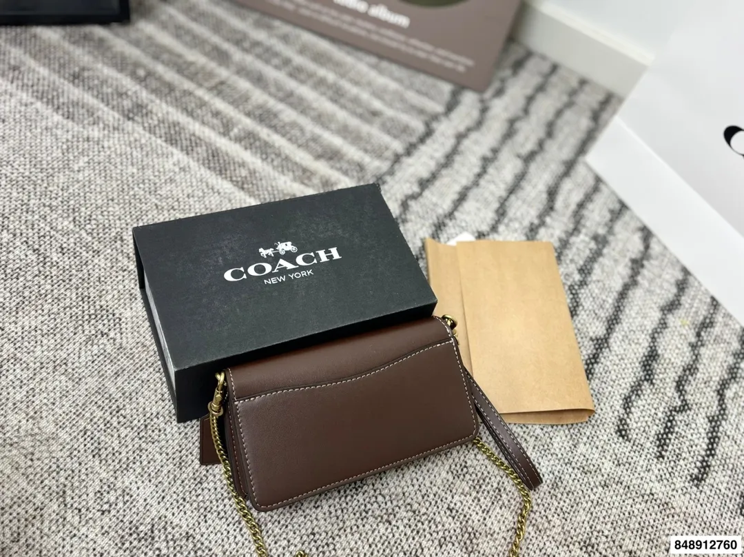 p190配礼盒🎁 coach.蔻驰酒神包新款𝘾𝙤𝙖𝙘𝙝-𝙏𝙖𝙗𝙗𝙮 这次的颜色搭配简直了 神仙配色!颜值又高又百搭 手提斜挎多用 蔻驰酒神!可爱又能装!手提斜挎都好看!尺寸:20*6*11cm