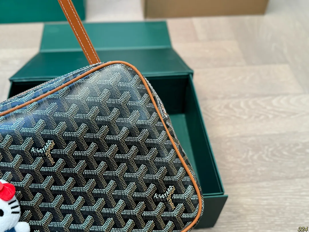 ¥140折叠盒 戈雅Goyard腋下包 拥有新包就拥有好心情! 简单的穿搭永远不过时,舒服随性耐看! 点亮一下整体造型 实在太好看了!实物太美丽了! 果然是一只实用又时髦百搭的包!!! 尺寸23 19