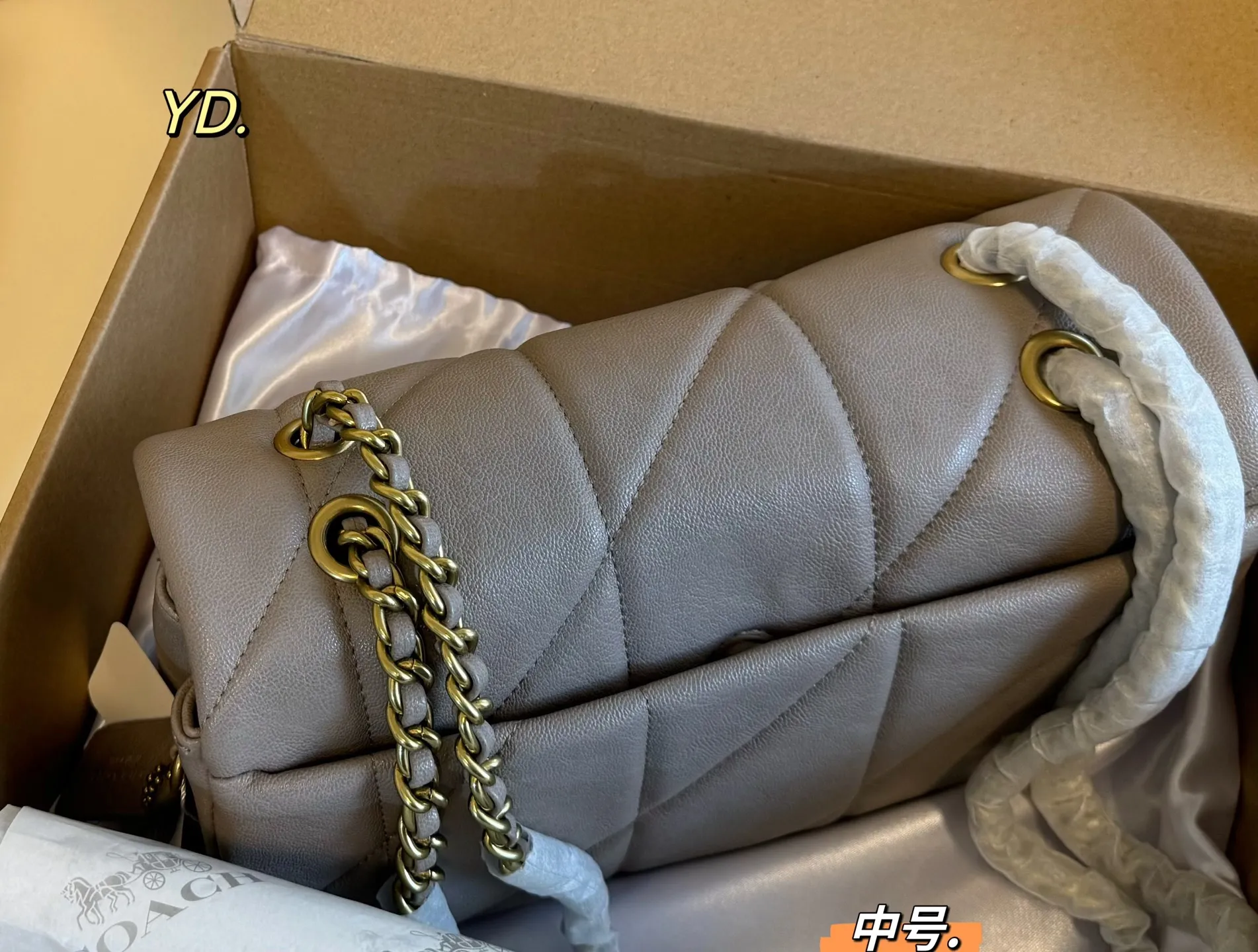 P185 中号（折叠盒） size：26&times;14中号 COACH蔻驰tabby酒神链条包💕 皮质触感软软的很舒服 可以腋下背也可斜挎背 一眼就爱上 甜酷女孩必备❗️