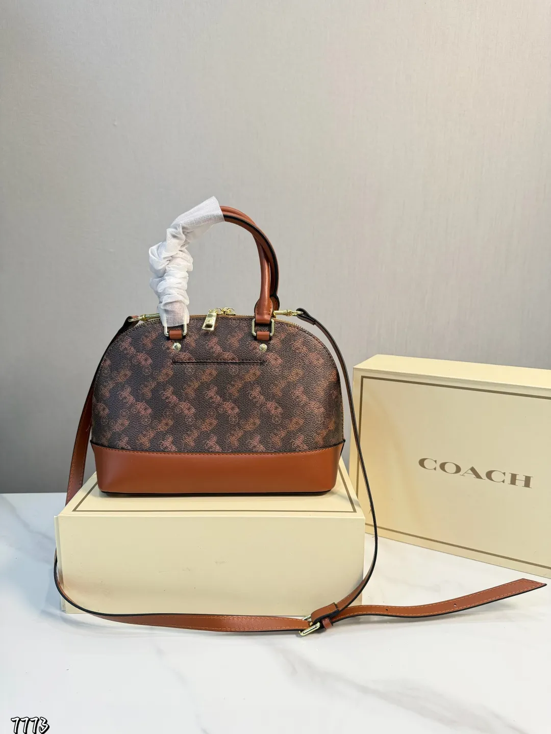 ❤️P165（礼盒包装）❤️ Coach蔻驰贝売包 贝壳作为通勤包，圆润的包身让人觉得与众不同，特别优雅。可以手提可以斜挎的多用设计，大容量的内里空间，爱了爱了。尺寸25*19cm