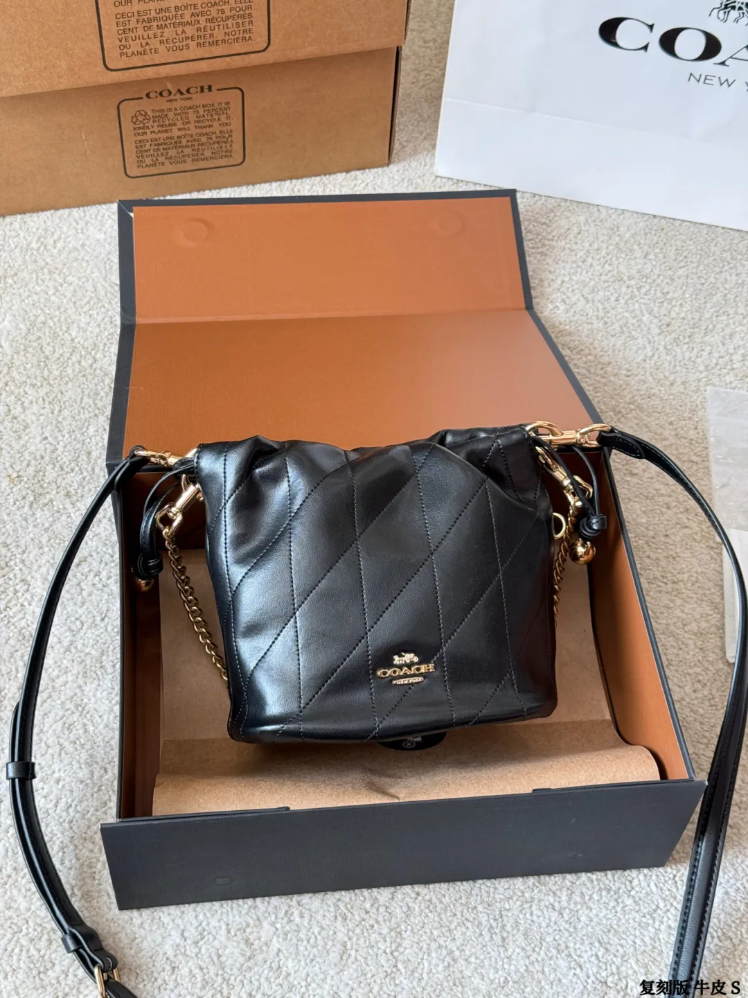 复刻版牛皮 p195 Coach Faye迷你抽绳水桶包 Coach Faye迷你抽绳水桶包，奶白色全皮+金属链条，简约优雅又百搭！抽绳设计超灵活，链条可调节，手提、单肩、斜挎都OK，通勤休闲都能驾驭。包身小巧但容量实用，手机、口红、钥匙轻松收纳。柔软皮质+褶皱细节，质感满分，秋冬搭配裙子或牛仔裤都很出彩，温柔又俏皮，是穿搭点睛之选 尺寸 18 15cm