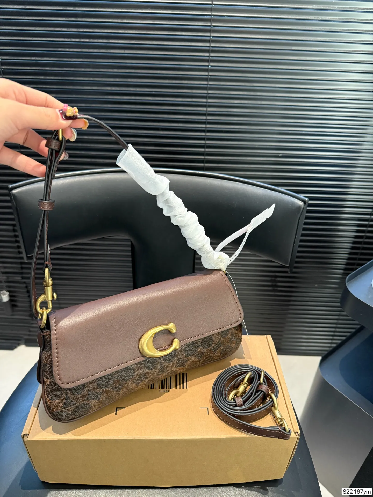 P160 配盒子蔻驰coach 5月新款 蔻驰5月新款JET 单肩包 经典老花涂层帆布,光滑面皮 梯形包身 小巧精致 极具现代时尚风格 可拆卸双肩带设计 适配多种场合搭配 尺寸25 12 货号167