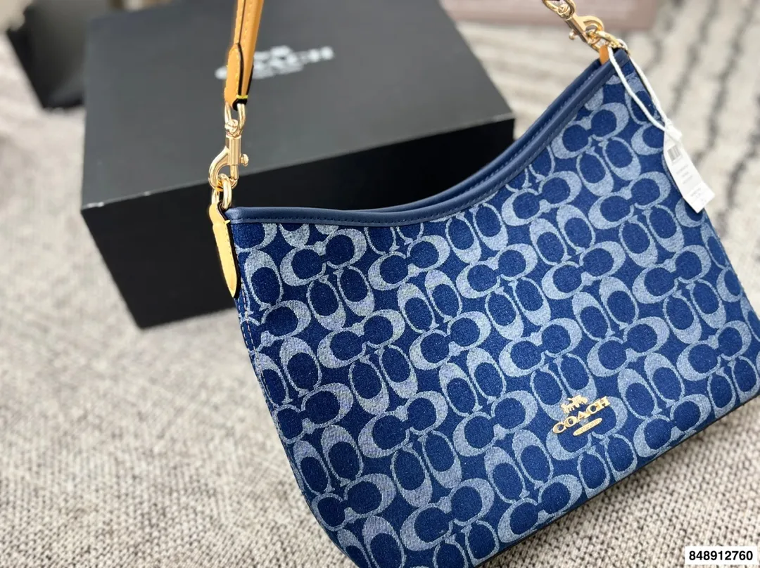 p190 配礼盒 蔻驰 新款laurel流浪包真的绝美 随性慵懒轻松拿捏 一长一短两条肩带 单肩斜挎手提腋下背 都可以随意百搭 内部有带拉链的侧兜可以用来放重要物品! 尺寸:30*25