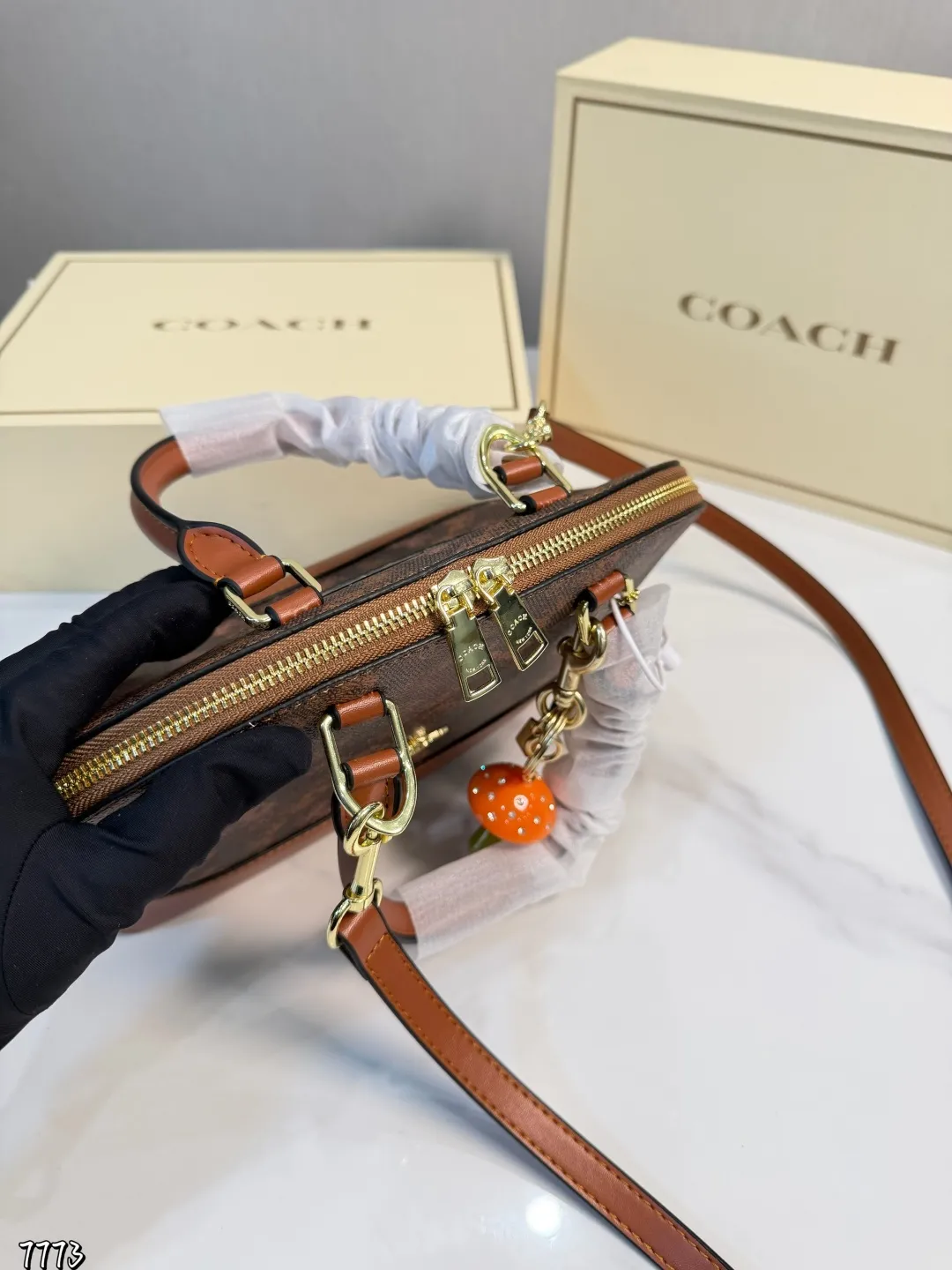 ❤️P165（礼盒包装）❤️ Coach蔻驰贝売包 贝壳作为通勤包，圆润的包身让人觉得与众不同，特别优雅。可以手提可以斜挎的多用设计，大容量的内里空间，爱了爱了。尺寸25*19cm
