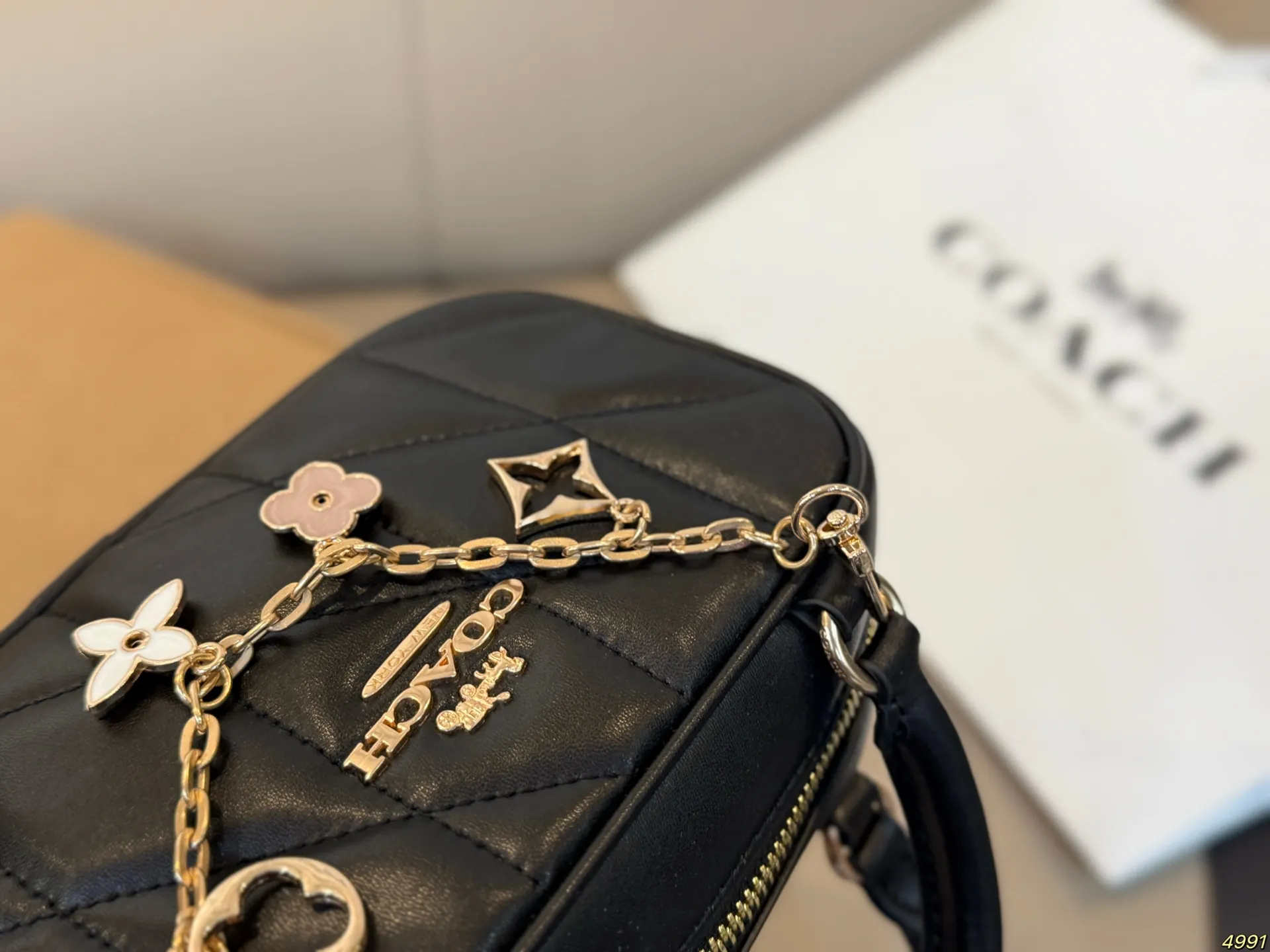 ¥145飞机盒 蔻驰COACH 保龄球包 手提包 手提单肩斜挎皆可 简直无法拒绝 超显气质 高级感十足 集美必入款 尺寸20 12