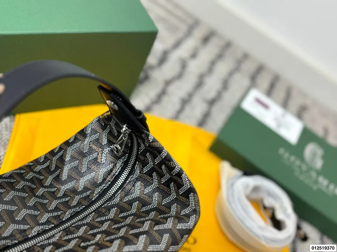 P150 配礼盒 Goyard NBA球星最爱的手拿包！洗漱包 #goyard 戈雅狗牙包 原单品质 不是定型的有多种使用方式 尺寸23 13 货号555698