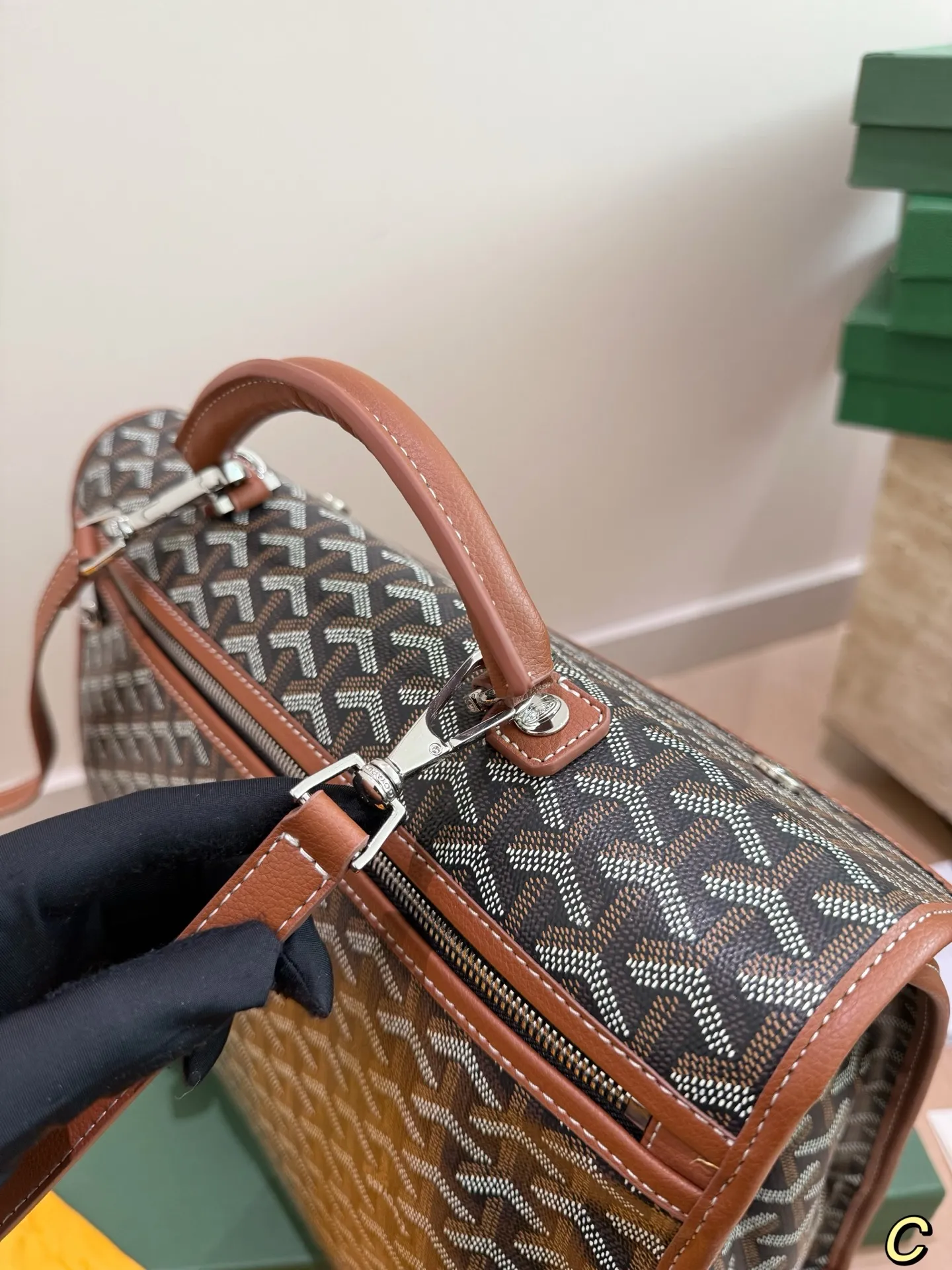 P200 配礼盒🎁 size:33*37cm Goyard 戈雅 双肩包 复古又减龄 容量真的超级大!! 装下笔记本妥妥滴! 男女通用!真的超级划算!