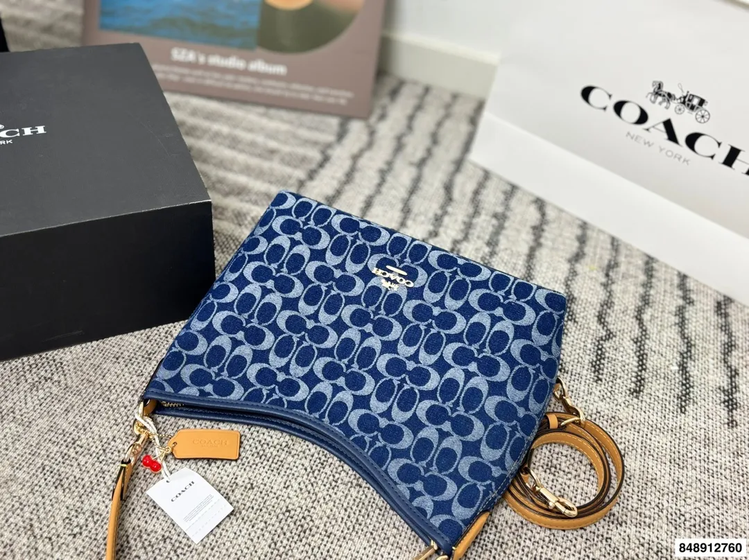 p190 配礼盒 蔻驰 新款laurel流浪包真的绝美 随性慵懒轻松拿捏 一长一短两条肩带 单肩斜挎手提腋下背 都可以随意百搭 内部有带拉链的侧兜可以用来放重要物品！ 尺寸：30*25