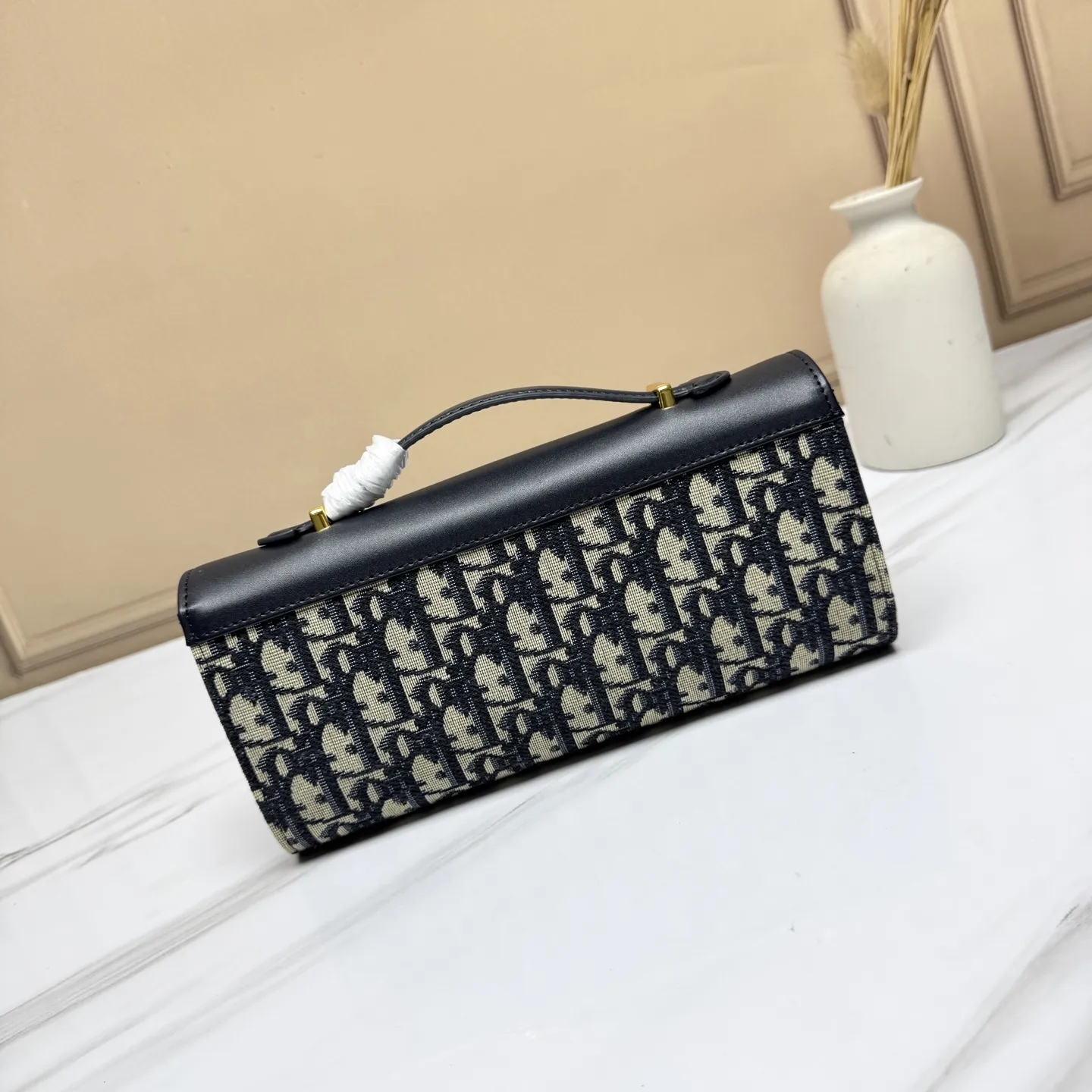 💰205包邮‼️ CE 秋冬系列新品TEEN LOLA 登场 ✅奶昔好物推荐 📖 凯旋门家族又一封神作、黑金handle case 上线🈺 斜跨肩带🉑️延长至57cm，手柄设计拎起来非常千金感✴️ 恰到好处的精致感，小巧又实用，堪称造型王者 秋冬衣櫉必备 尺寸：22*11*5cm