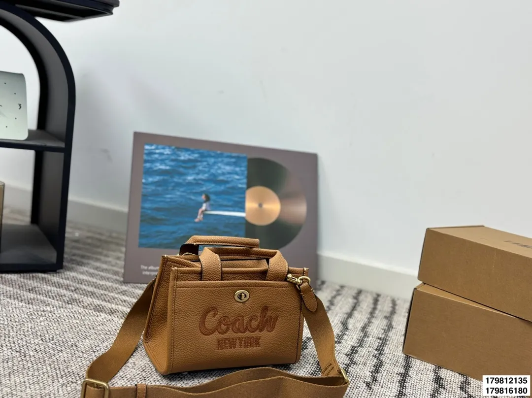 p135 p130配礼盒 size：26.19/20.14 COACH 蔻驰 Cargo tote 单宁牛仔托特包 千呼万唤的牛仔系列终于来噜～ 对牛仔真的毫无抵抗力 自己搭配小挂件会更