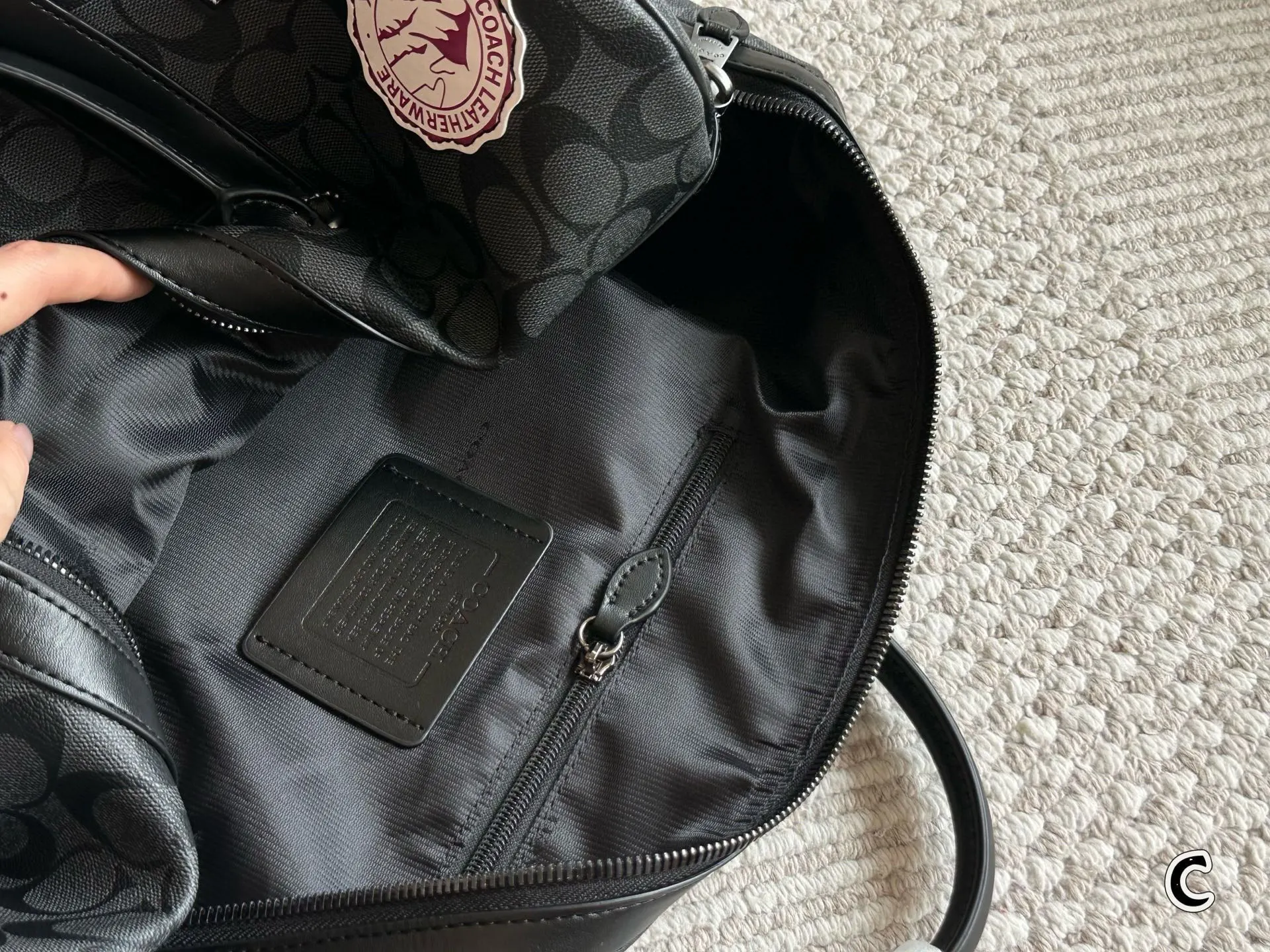 p180 男士必备COACH蔻驰旅行包 COACH蔻驰旅行包,通体采用PVC帆布涂层的材质,这种材质非常的耐磨、耐用,并且非常耐脏,非常适合我们用于健身或者短途的出差的使用,不但可以让自己的造型加分,功能性也很好同时还配备了长肩带,手拎、斜挎、单肩都是可以的,满足我们不同的一个着装 需求。#coach包包 45厘米