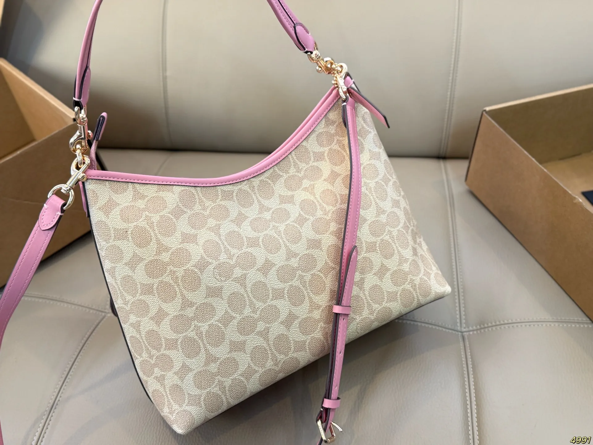 ¥175飞机盒 蔻驰COACH腋下包 配长肩带 单肩斜挎皆可 颜色搭配很有复古的感觉 高级又不失优雅超有氛围感 通勤 休闲 约会通通可搭 尺寸29 20