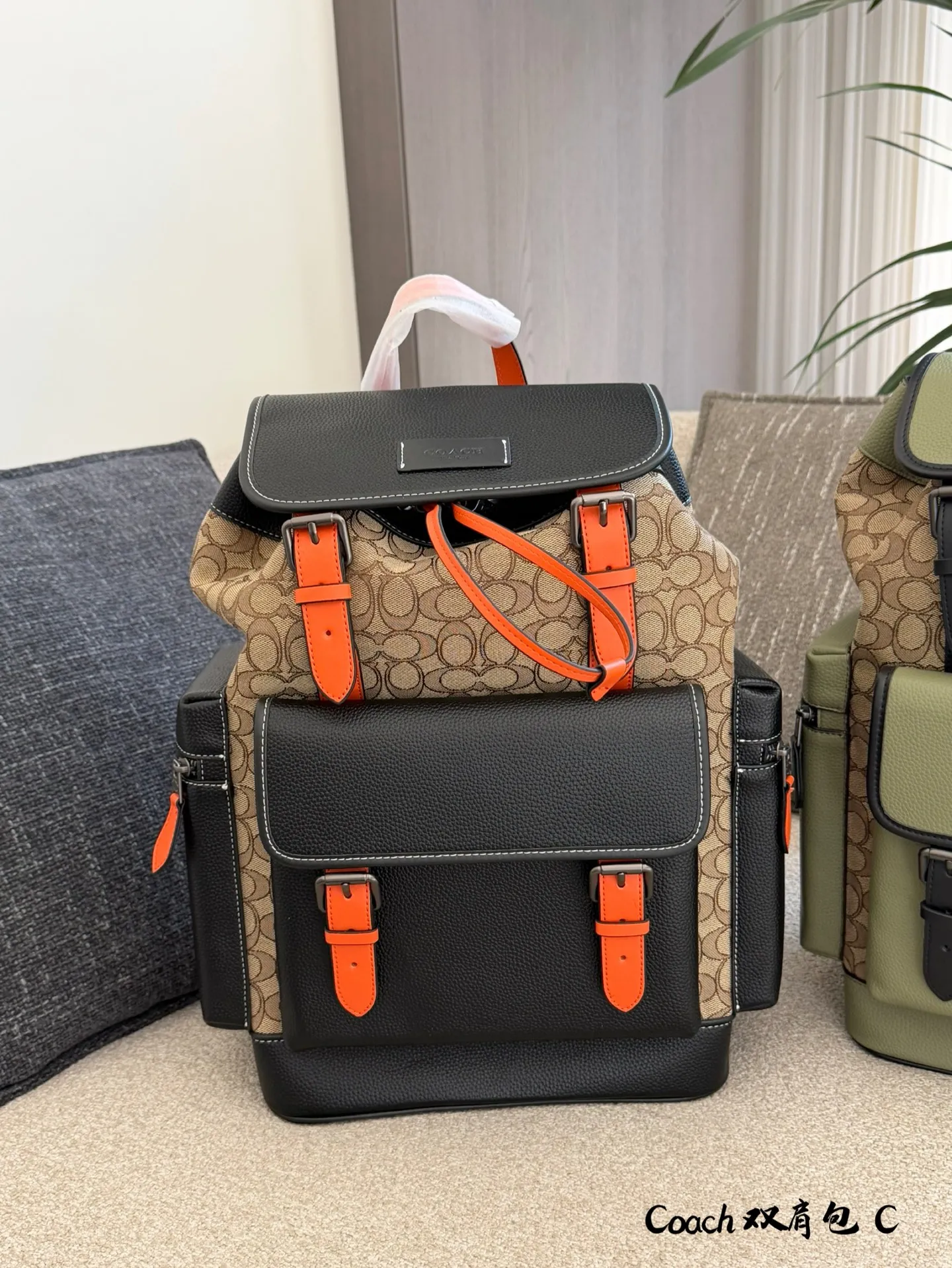 Coach Sprint双肩包​​p190 🎒Coach Sprint双肩包，经典C印花提花织布+黑色鹅卵石牛皮拼接，橙色皮革扣带点缀，复古又时髦✨。翻盖搭扣+抽绳开合，安全感满满，正面口袋可放手机，内部空间超大，15寸笔记本轻松装下，通勤、旅行、户外都OK！肩带可调节，背起来超舒服，实用又百搭，是功能与时尚兼具的必备单品🔥。19&times;45无盒