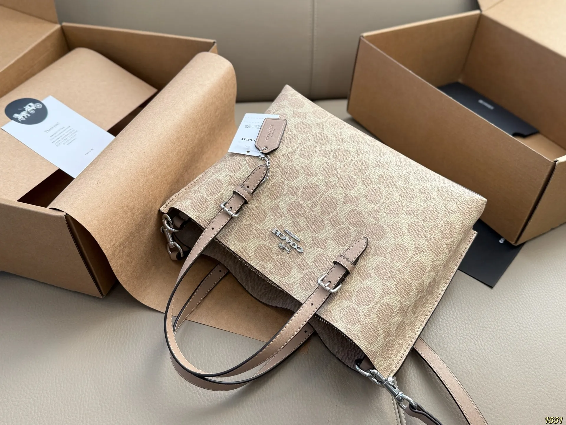 ¥170飞机盒 Coach 蔻驰托特包购物袋🛍️ 沈梦辰小姐姐身上背的今年 coach的新款 复古设计 简洁大方 特别有质感 官网预售中 随性好背 爱了爱了~ 尺寸25 20