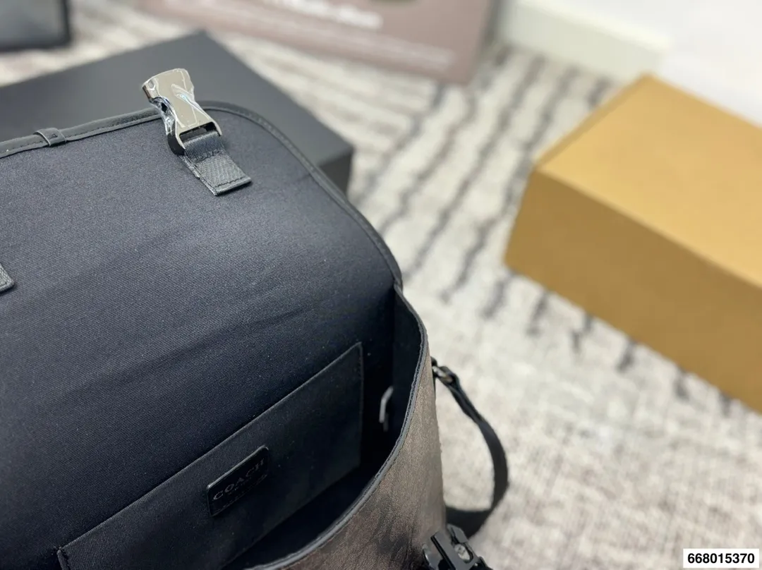 p150配礼盒 COACH男士League二合一混合斜挎包这款二合一混合斜挎包，中性风格，男女皆可背,情侣款组合!肩带句调节长短，单肩，斜挎都可 尺寸28.23