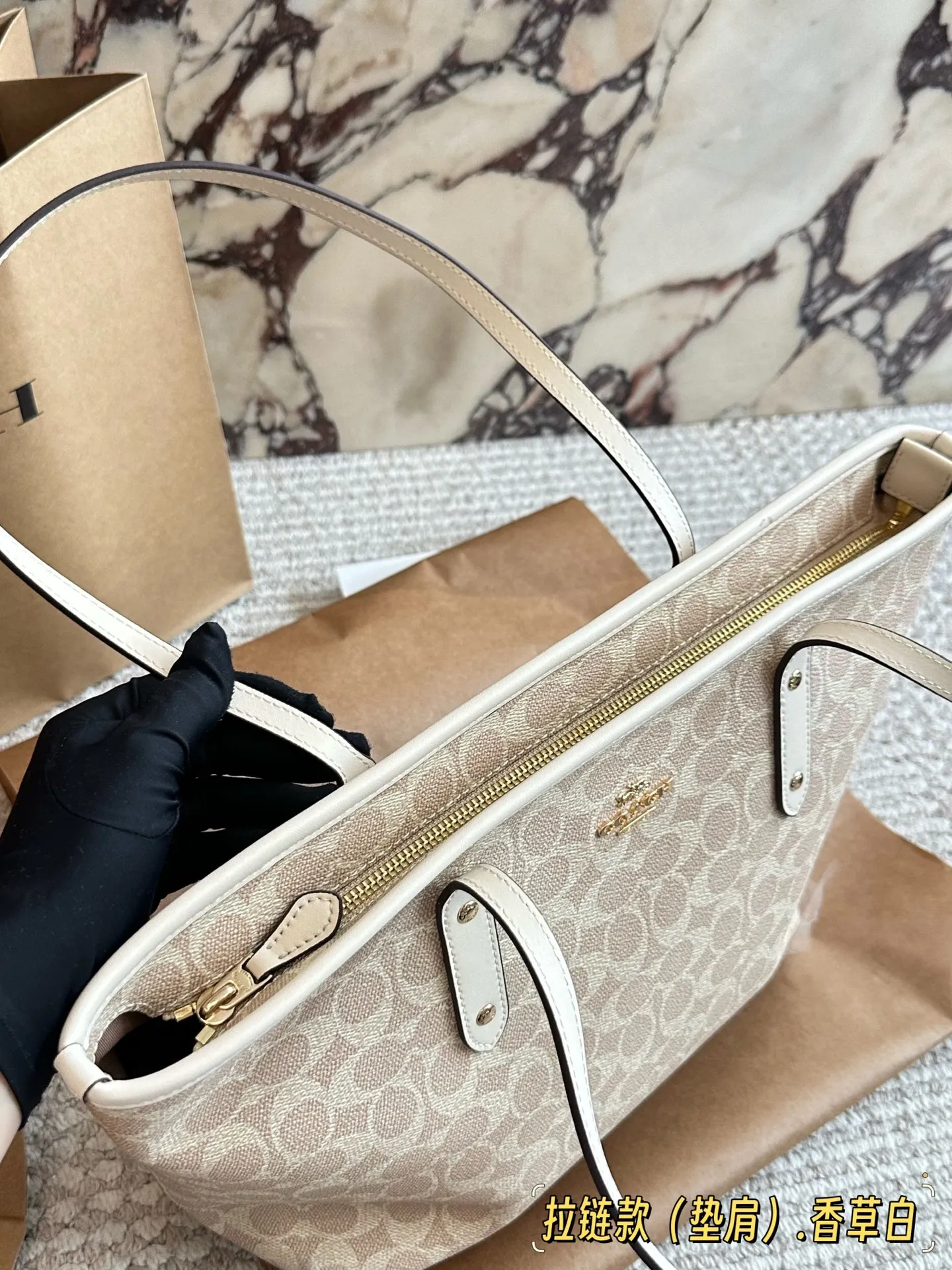 ¥155 ✈️飞机盒 配礼品袋(垫肩款) size:底宽30上宽40*高35 c家 单面拉链款托特包/购物袋 大爆款 分分钟断货! 搭配不同衣服 一年四季都可以用! 搜索🔍coach 购物袋