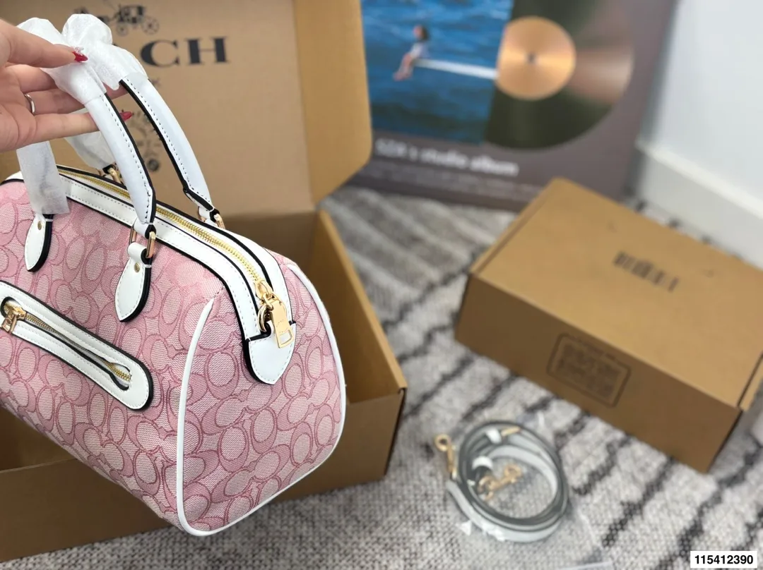 p150飞机盒 coach蔻驰枕头包 时尚百搭容量是真的可 可手提 可斜挎 上身绝美 尺寸 25 16