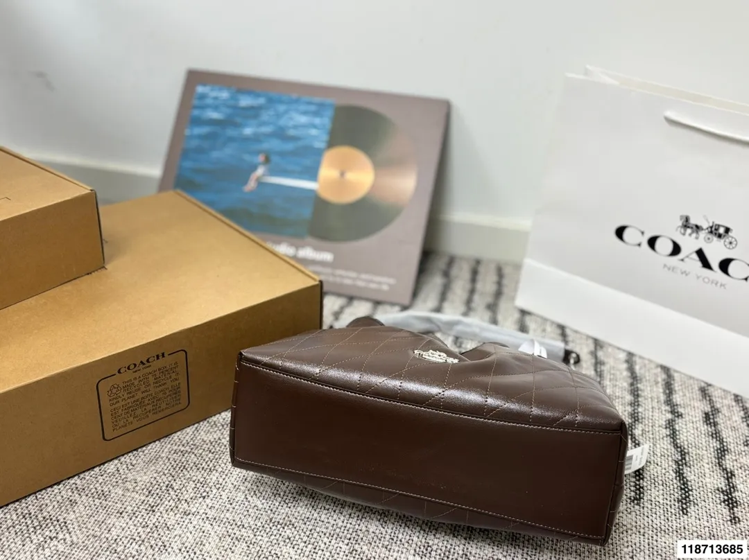 p185配礼盒 蔻驰Coach新款腋下包 流浪包麂皮质感太好啦 颜色搭配很有复古的感觉 高级又不失优雅 超有氛围感 通勤 休闲 约会通通可搭 尺寸34.26