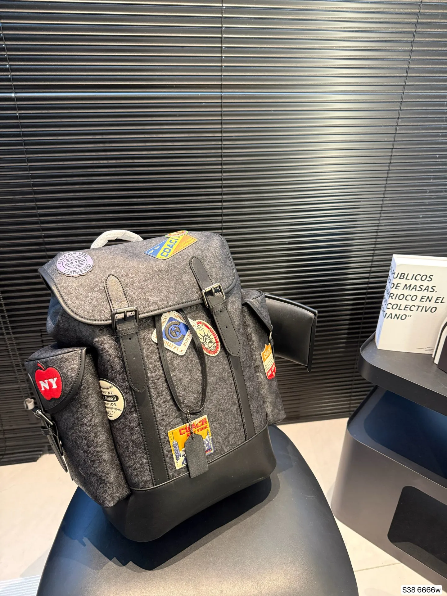 P240 蔻驰双肩包这款双肩背包可手提 可双肩，出众的实用性，充满了都市气息的同时，又不失优雅与温柔，满满的设计感在这个包上体现得淋漓尽致，无论是日常使用还是出差旅行都是非常不错的选择。尺寸29 43货号6666