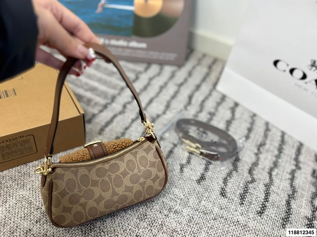 p155 尺寸20×10飞机盒 COACH蔻驰Ashton迷你 日常出街超适合。 秋冬搭配大衣毛衣超有氛围感。 还能装口红,钥匙等小物,实用又时髦