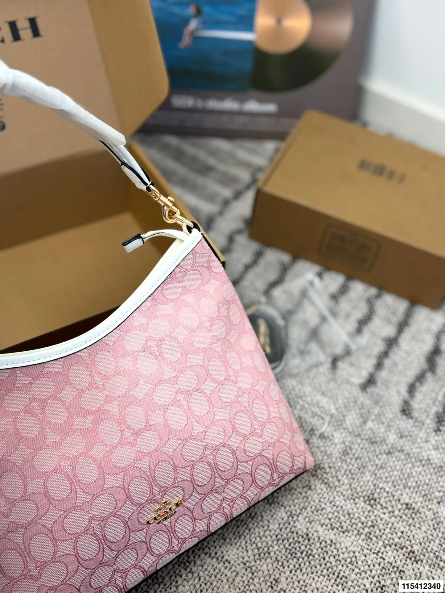 p150 配礼盒 蔻驰托特包，除了好看还是好看，托特包造型简单又好用关键是超好看，轻便，缤纷又结实。分分钟成为街上最具回头率的时尚单品！尺寸：29.21