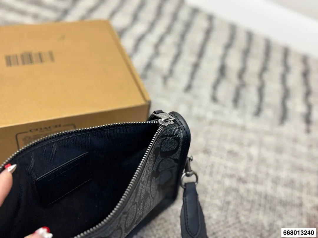 p140配礼盒 Coach男士相机包 拉链斜挎包 也可以拆掉肩带当手包 也可以背在胸前当胸包 多种背法 尺寸24.15