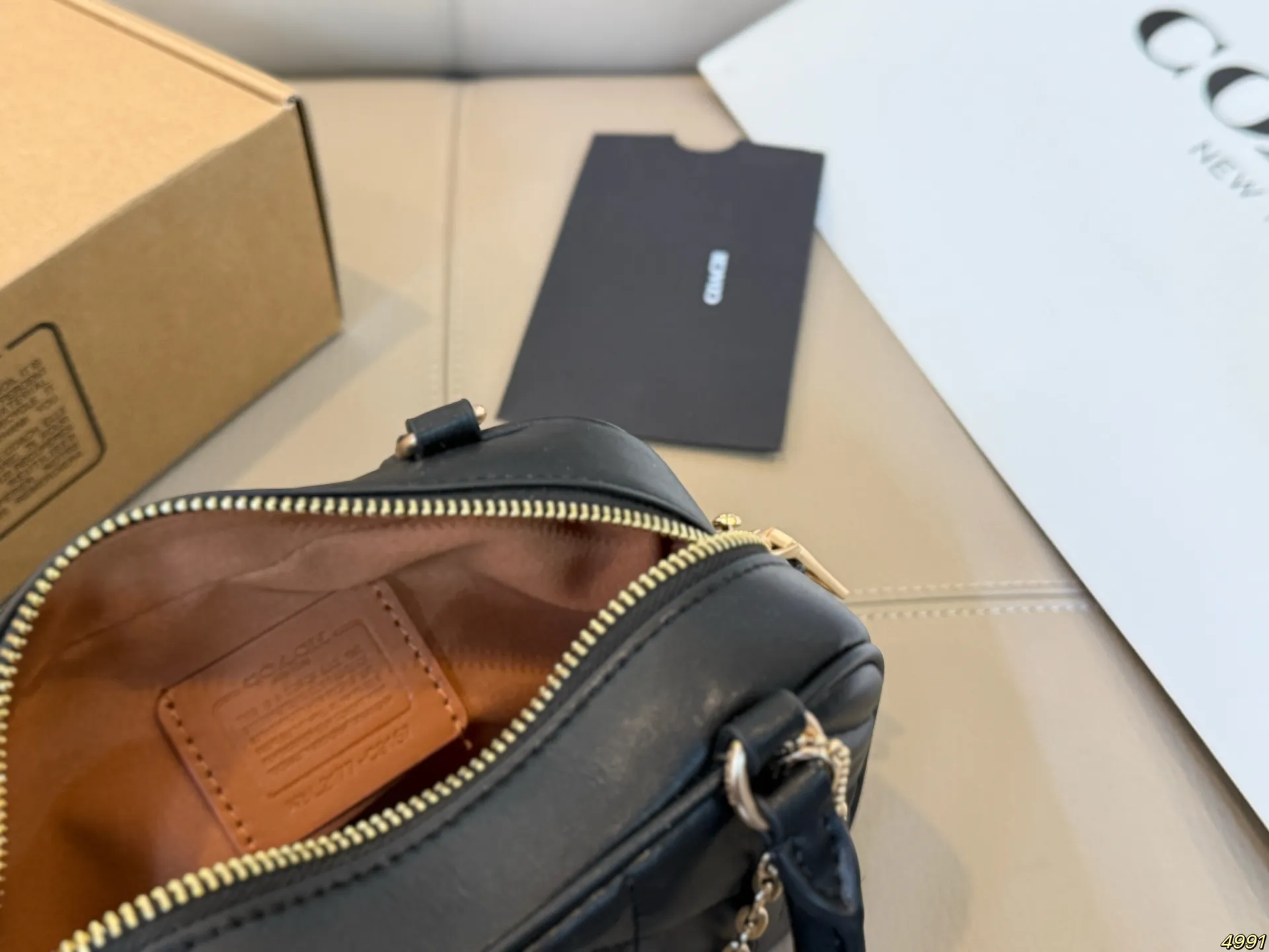 ¥145飞机盒 蔻驰COACH 保龄球包 手提包 手提单肩斜挎皆可 简直无法拒绝 超显气质 高级感十足 集美必入款 尺寸20 12