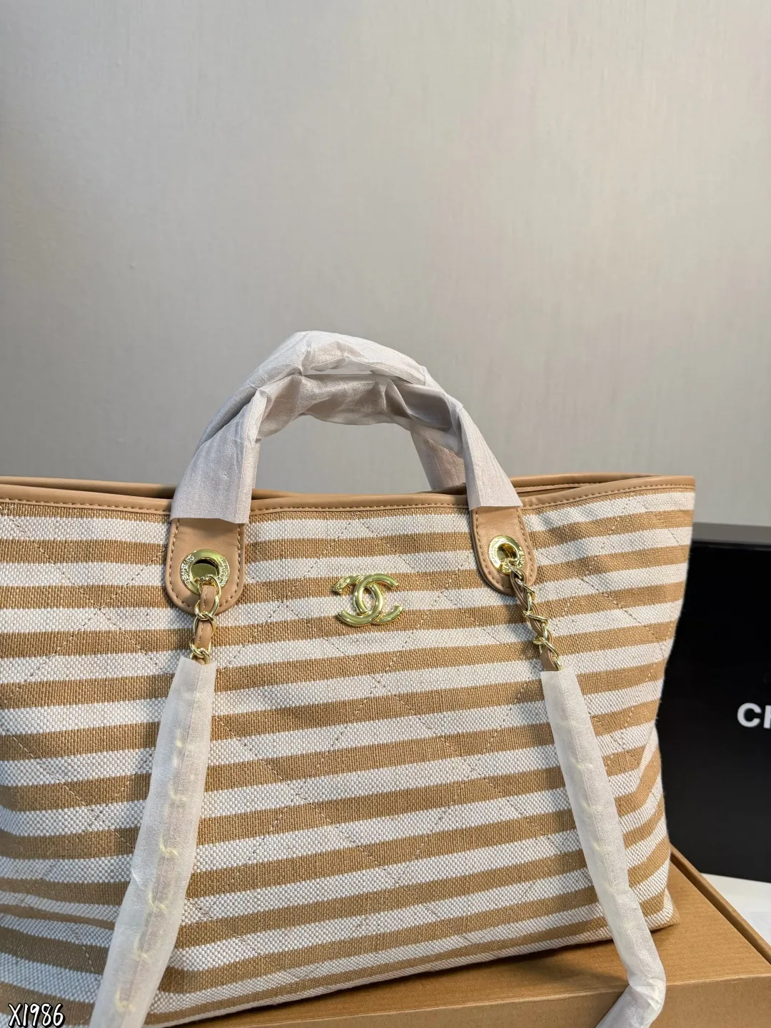 ❤️P190P180❤️ 香奈儿Chanel 沙滩腋下包 春夏新款 简约休闲的设计也深受大众喜爱 容量大轻便又时髦 非常适合日常使用 出差旅游 带娃出门 都可以轻松搭配凹造型 材质也是非常耐用的那种 可以用到天荒地老⚠️尺寸42*30 ⚠️尺寸38*27