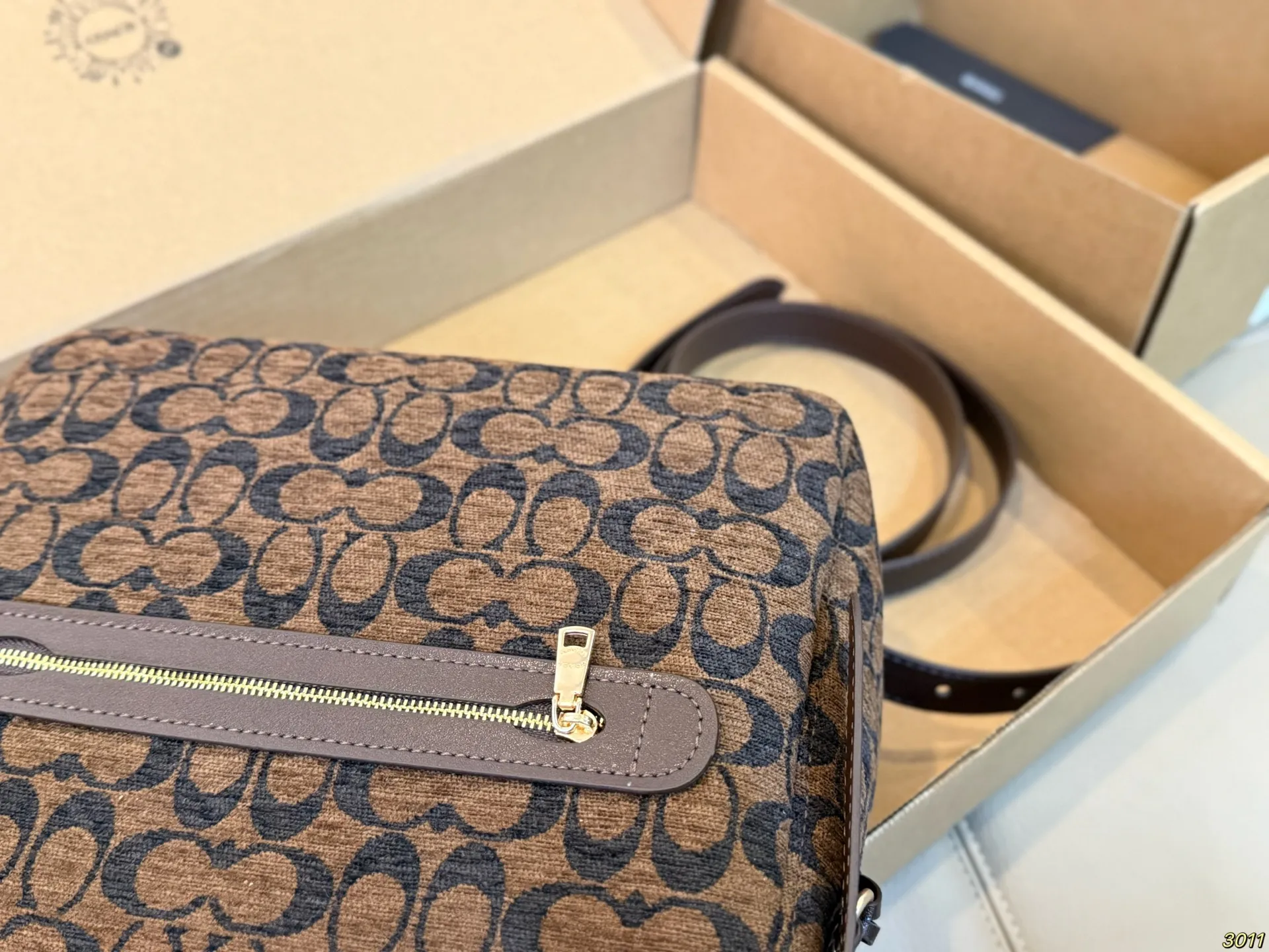 &yen;165/&yen;155飞机盒 Coach 蔻驰 Etta雪尼尔翻盖包 采用柔软雪尼尔材质，触感细腻，秋冬氛围感满满十。经典老花图案，棕色底+黑色C印花，复古又时髦。暗扣翻盖＋织物村里，肩带可调节，单肩或斜挎都OK！轻盈自重，通勤日常都超适合，复古风＋实用性，秋冬穿搭必备，尺寸28 20/25 13