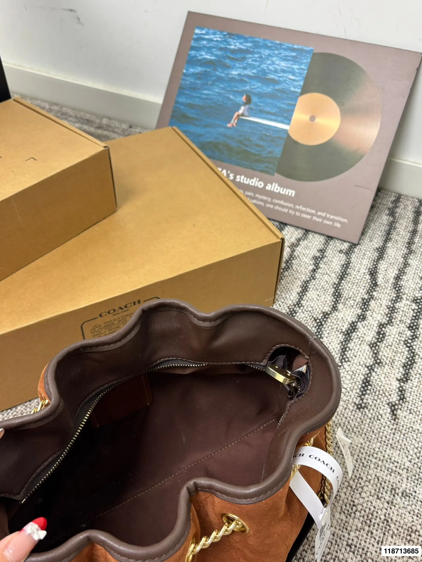 p185配礼盒 蔻驰Coach新款腋下包 流浪包麂皮质感太好啦 颜色搭配很有复古的感觉 高级又不失优雅 超有氛围感 通勤 休闲 约会通通可搭 尺寸34.26