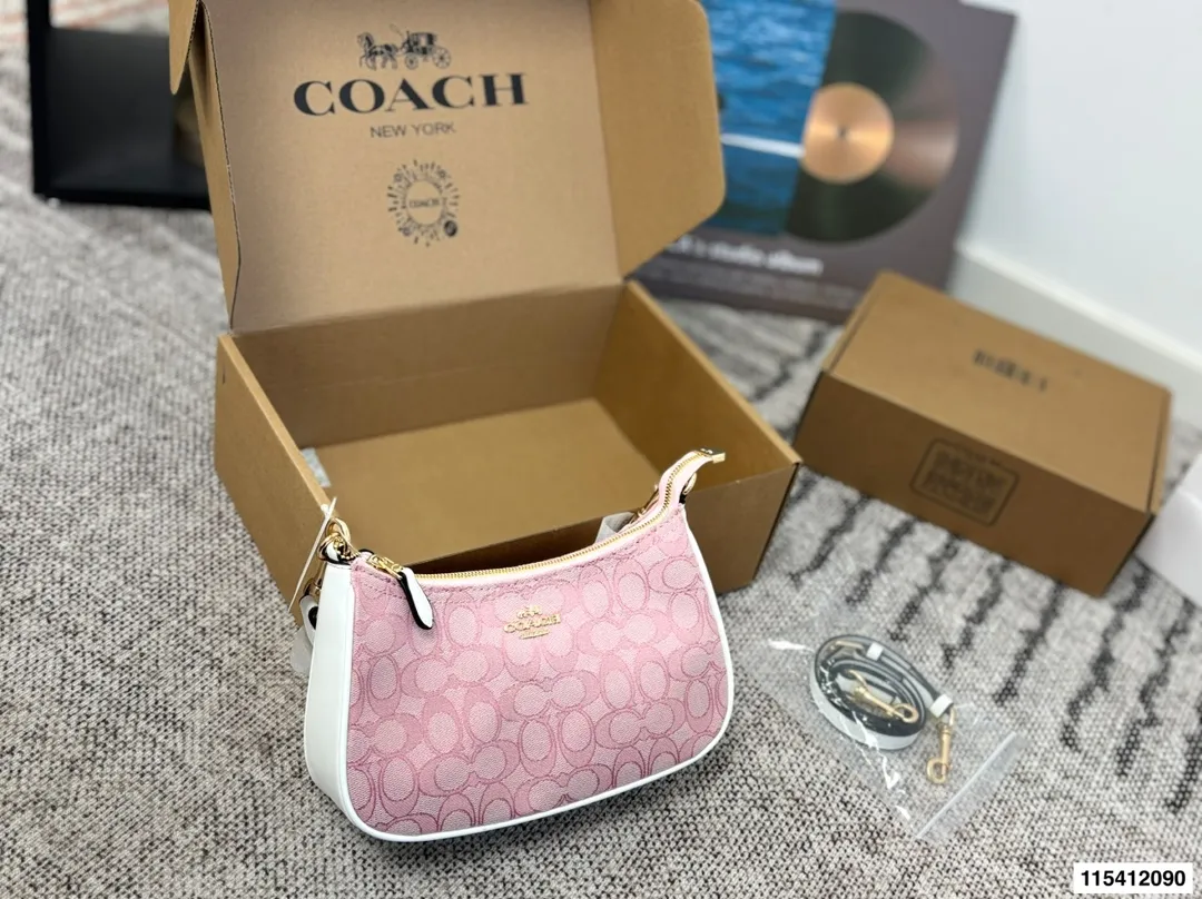 p120 礼盒包装🎁 COACH蔻驰 奥莱24新KLEO月牙豌豆单肩腋下包Coach🍉新款 蔻驰原单麻将包 ykk原单五金搭配精致面料 做工完美百搭神器 尺寸:24.13