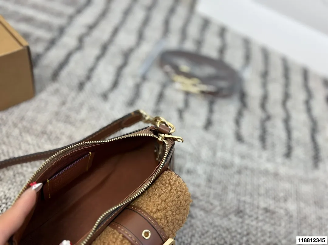 p155 尺寸20&times;10飞机盒 COACH蔻驰Ashton迷你 日常出街超适合。 秋冬搭配大衣毛衣超有氛围感。 还能装口红，钥匙等小物，实用又时髦