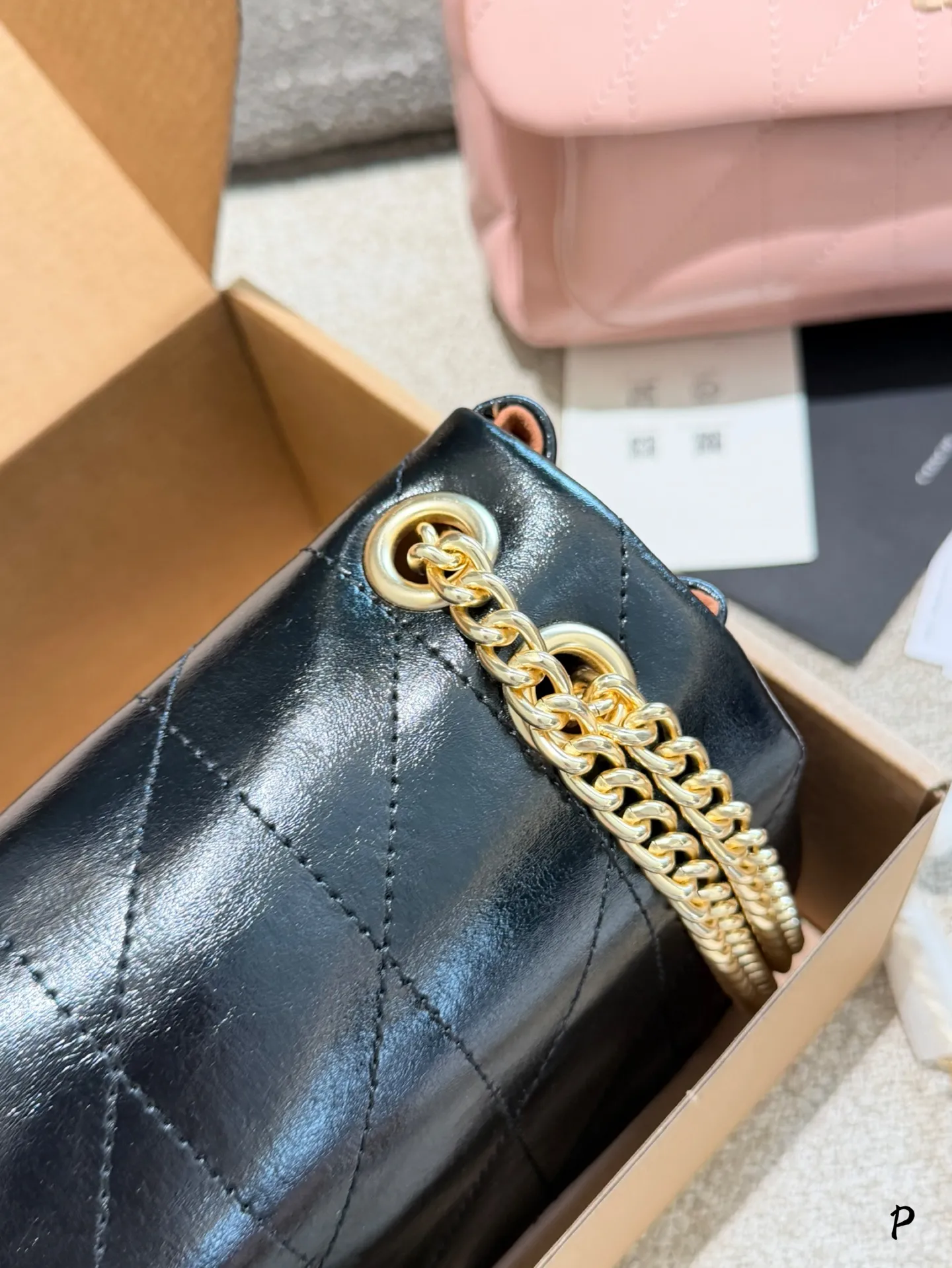 p175 Coach 蔻驰新款，太美了！ 这款菱格纹Coach包太戳通勤审美了&mdash;&mdash;油亮皮质衬着金色Logo，金链肩带搭白衬衫+黑针织马甲，利落里带点复古贵气，日常通勤或轻社交都能稳稳拿捏质感。