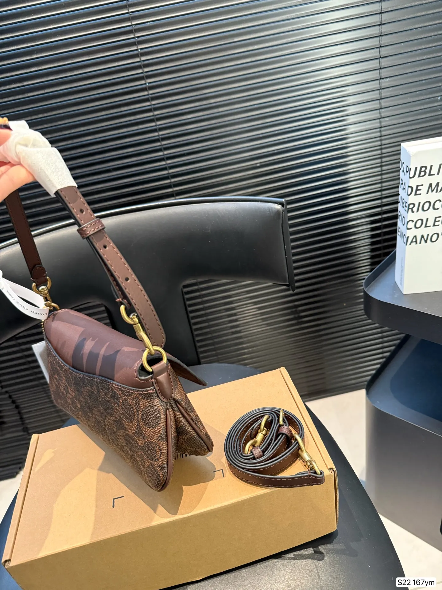 P160 配盒子蔻驰coach 5月新款 蔻驰5月新款JET 单肩包 经典老花涂层帆布,光滑面皮 梯形包身 小巧精致 极具现代时尚风格 可拆卸双肩带设计 适配多种场合搭配 尺寸25 12 货号167