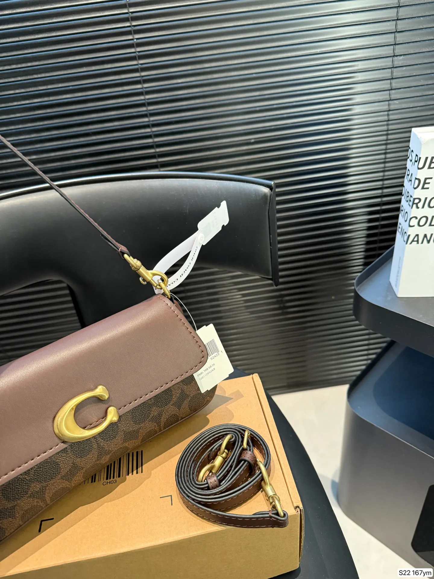 P160 配盒子蔻驰coach 5月新款 蔻驰5月新款JET 单肩包 经典老花涂层帆布,光滑面皮 梯形包身 小巧精致 极具现代时尚风格 可拆卸双肩带设计 适配多种场合搭配 尺寸25 12 货号167